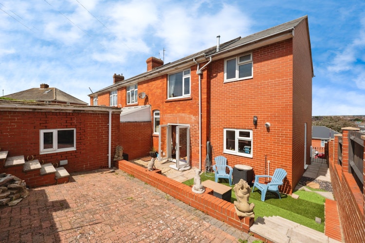 3 bedroom end of terrace house