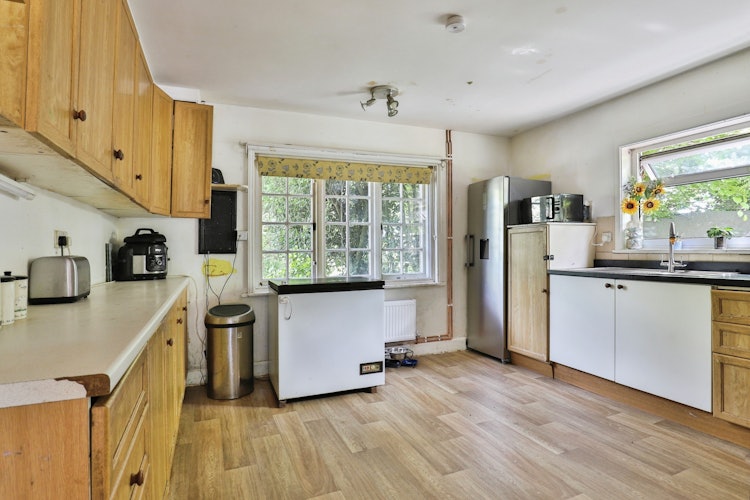 5 bedroom detached house