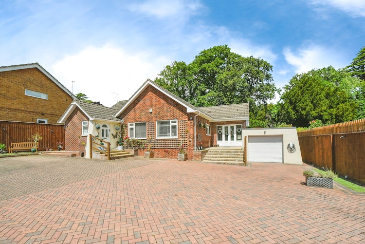 5 bedroom detached house