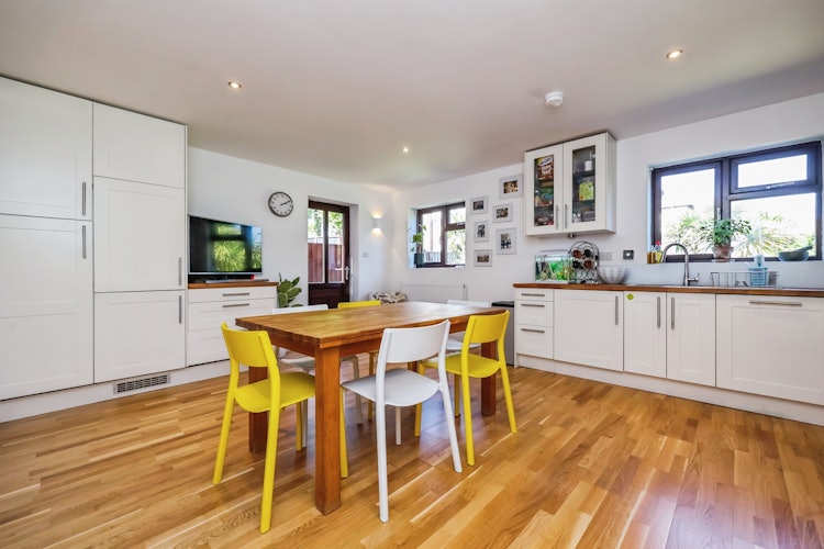 5 bedroom detached house