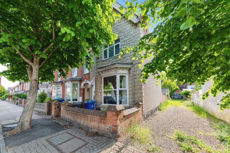 4 bedroom end of terrace bungalow