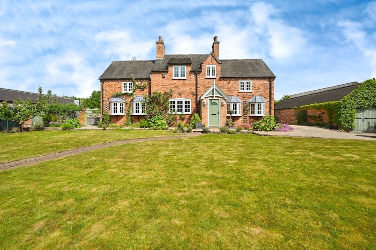 5 bedroom detached house