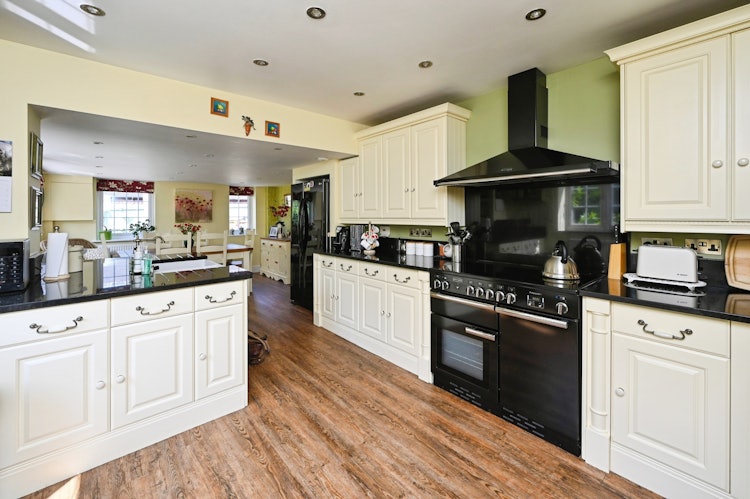 5 bedroom detached house