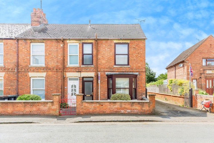 3 bedroom end of terrace house