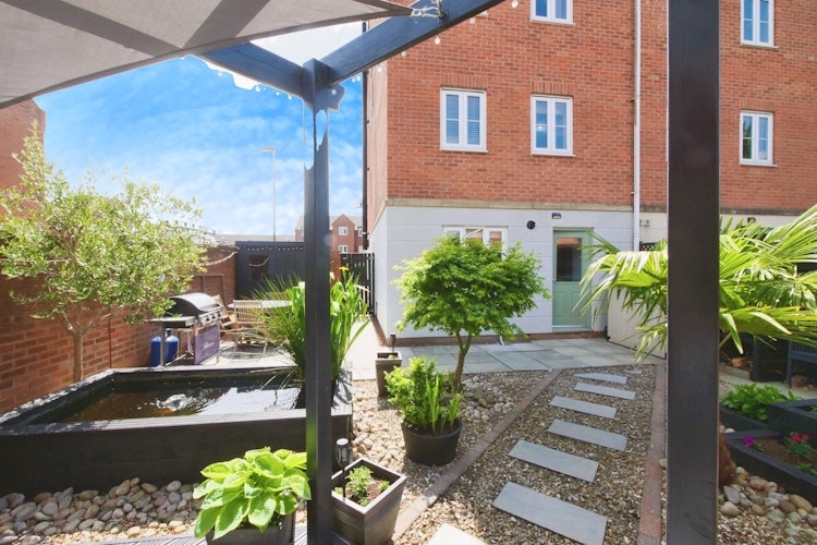 4 bedroom end of terrace house