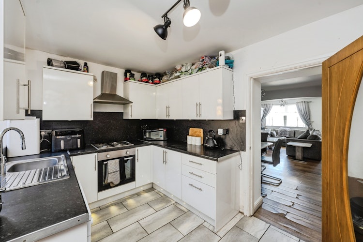 3 bedroom end of terrace house