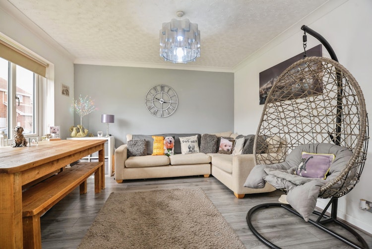 5 bedroom detached house
