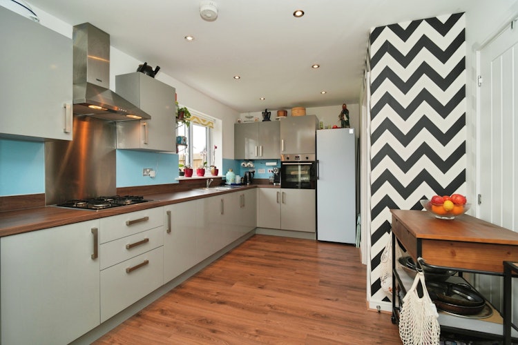 4 bedroom detached house