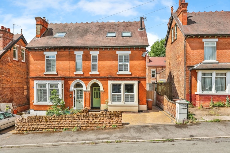 4 bedroom semi-detached house