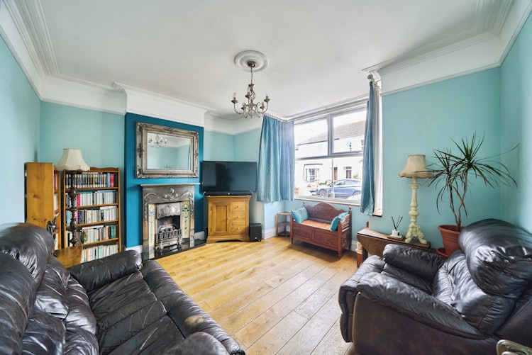 2 bedroom detached house