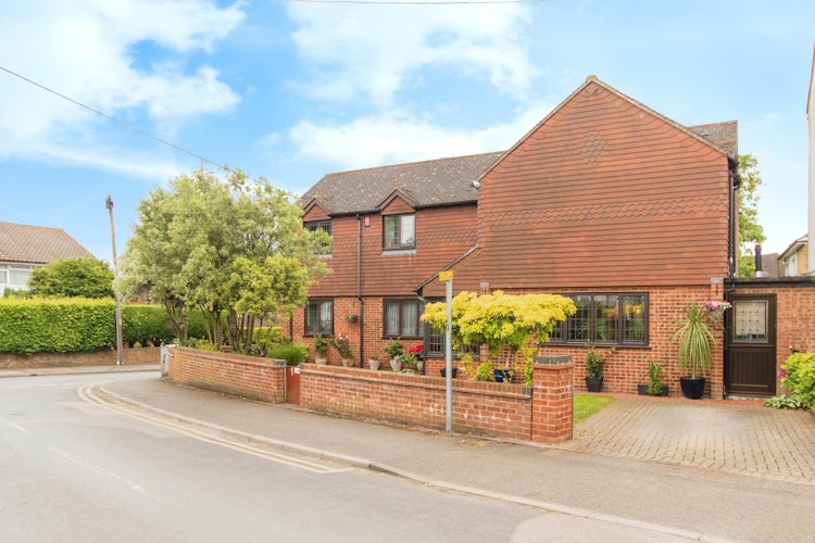 5 bedroom detached house