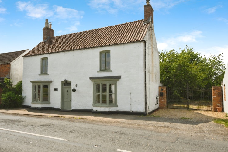 5 bedroom detached house