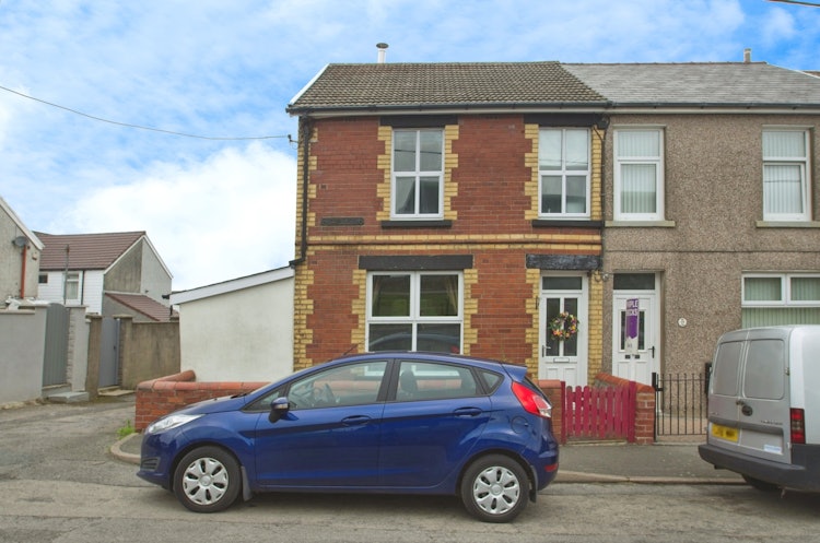 3 bedroom end of terrace house