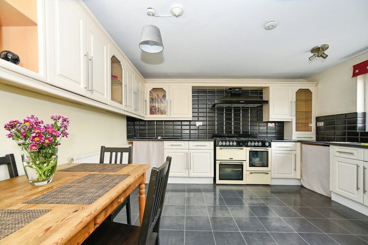 3 bedroom end of terrace house