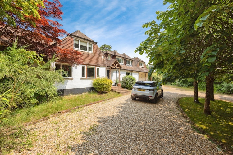 5 bedroom detached house