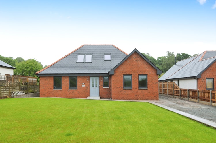 5 bedroom detached house