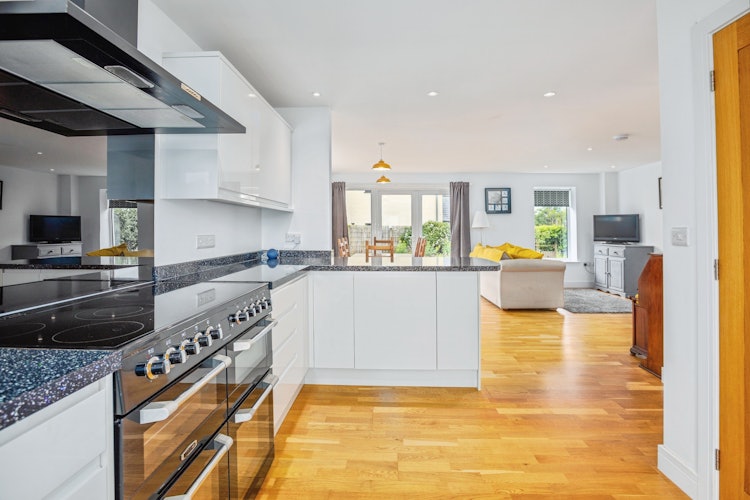 3 bedroom detached house