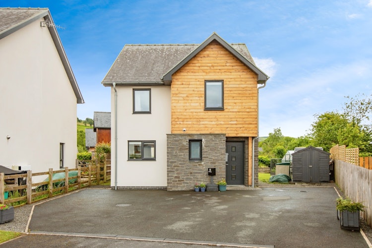 3 bedroom detached house