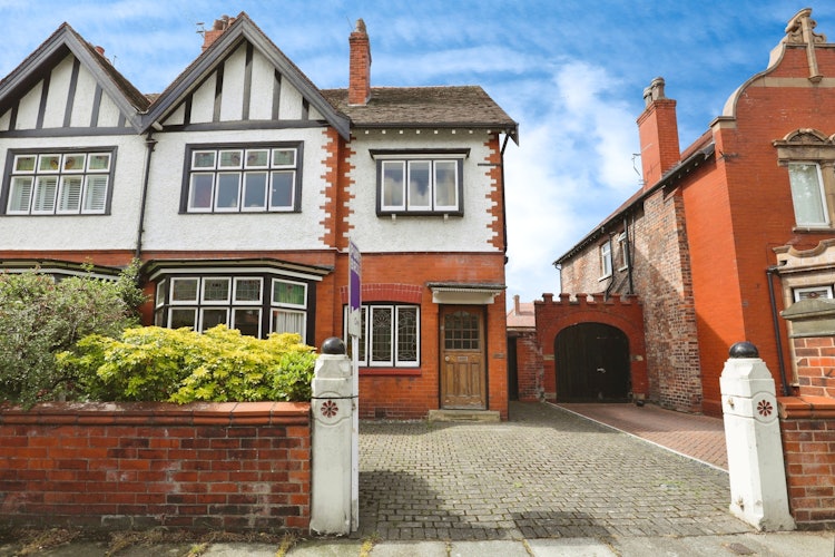 6 bedroom semi-detached house