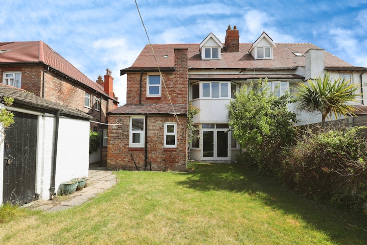 6 bedroom semi-detached house