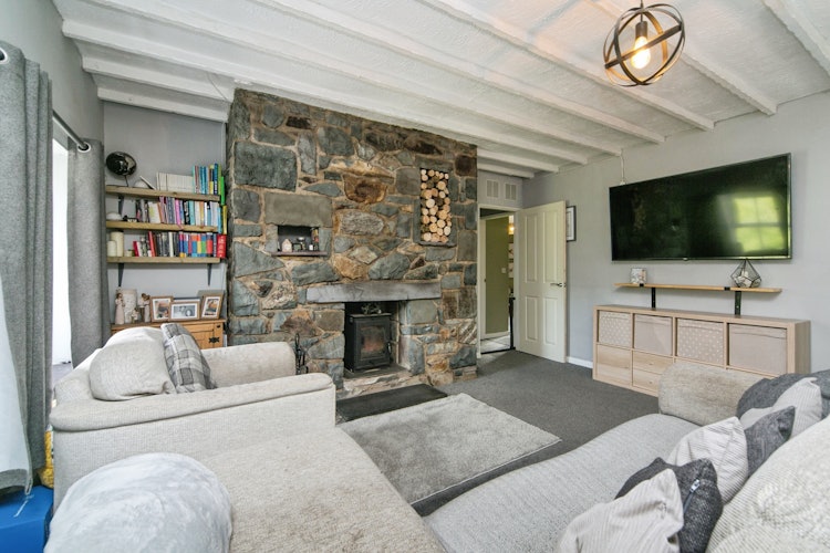 2 bedroom detached house