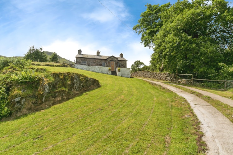 2 bedroom detached house