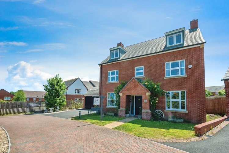 5 bedroom detached house