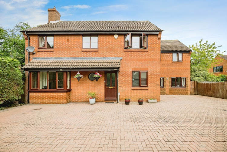 5 bedroom detached house
