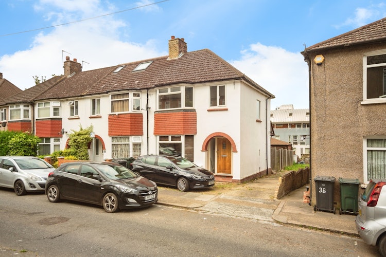 3 bedroom end of terrace house