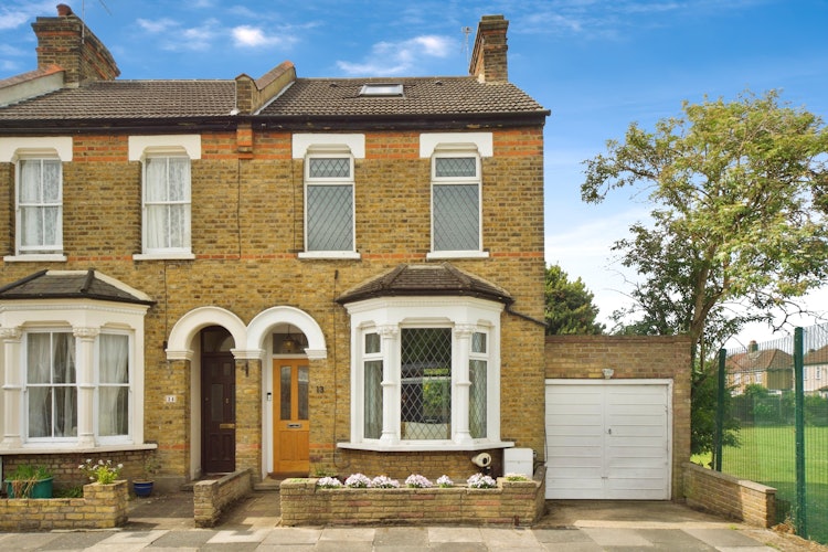 3 bedroom end of terrace house