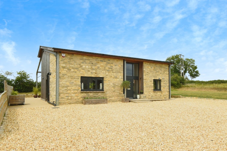 5 bedroom detached house