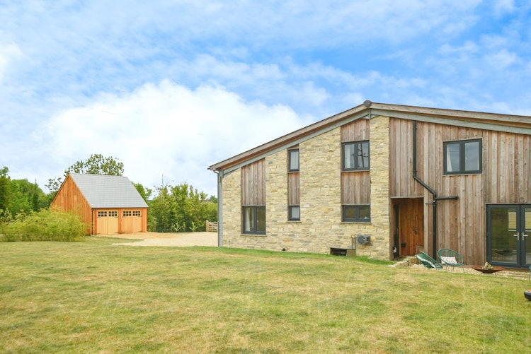 5 bedroom detached house