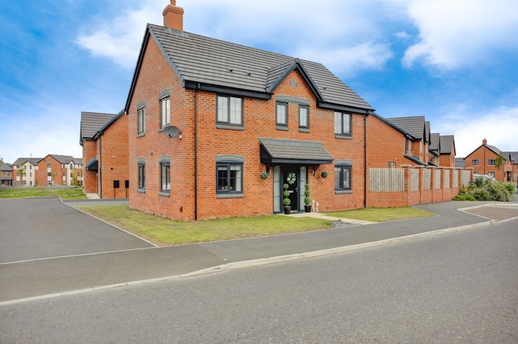 4 bedroom detached house