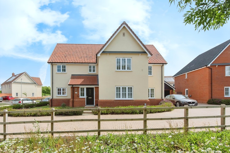 5 bedroom detached house