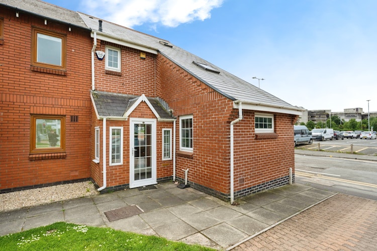 4 bedroom end of terrace house