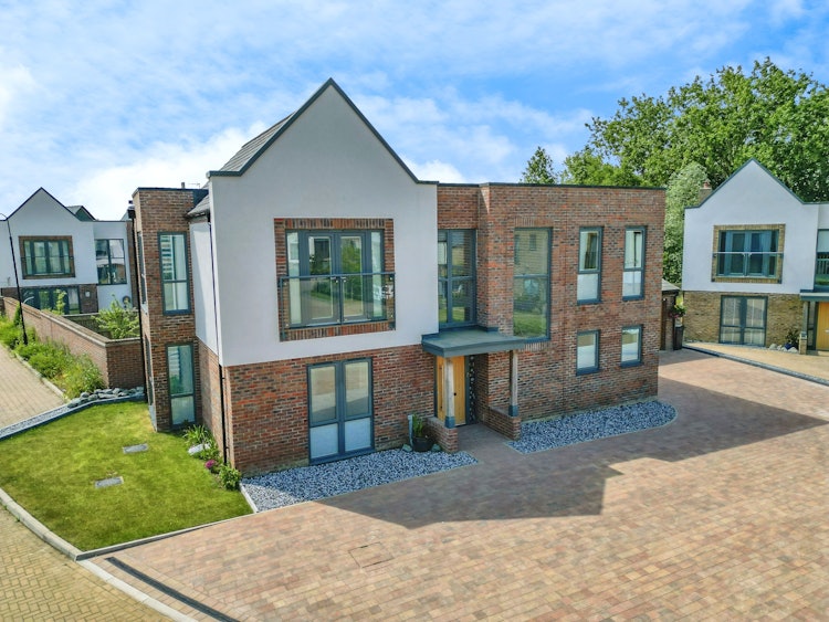 4 bedroom detached house