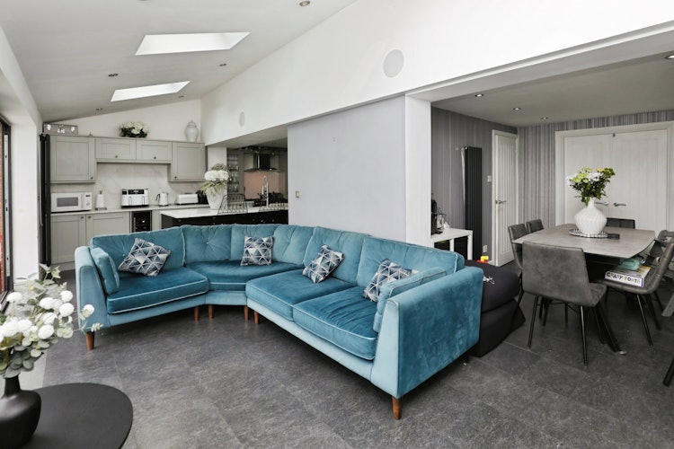 5 bedroom detached house