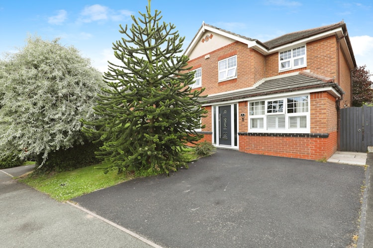 5 bedroom detached house