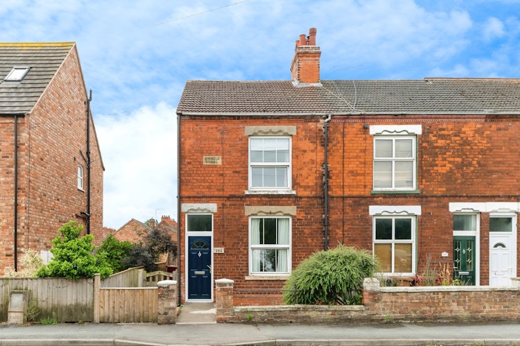 3 bedroom end of terrace house
