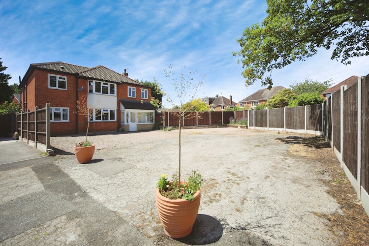 5 bedroom detached house
