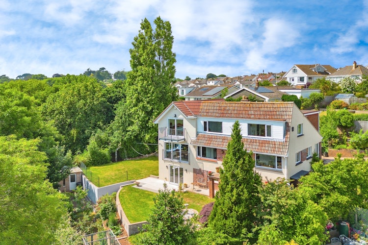 6 bedroom detached house