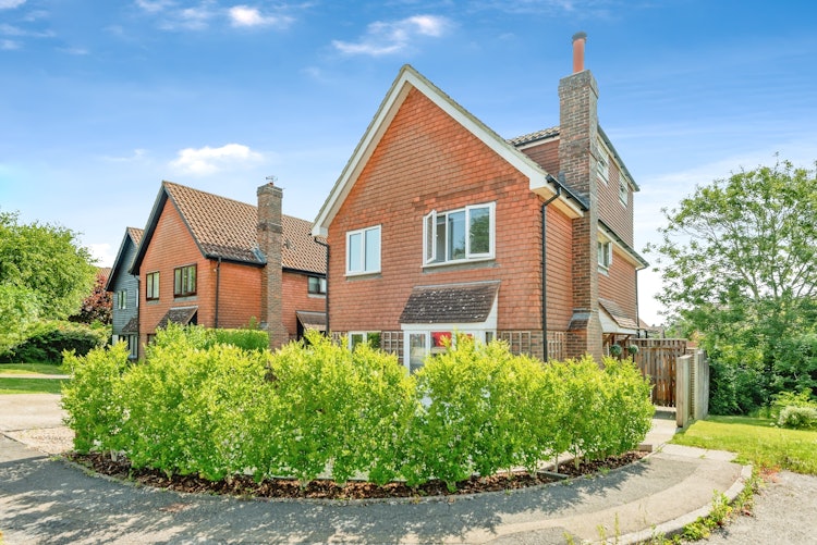 6 bedroom link detached house