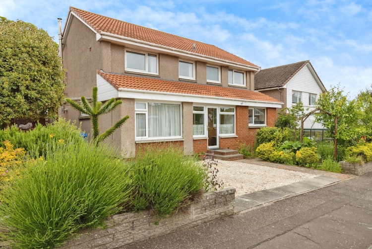 5 bedroom detached house
