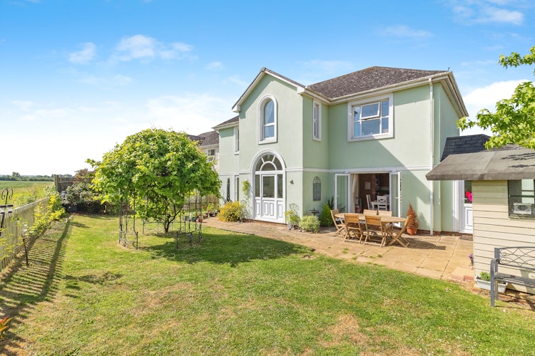 5 bedroom detached house