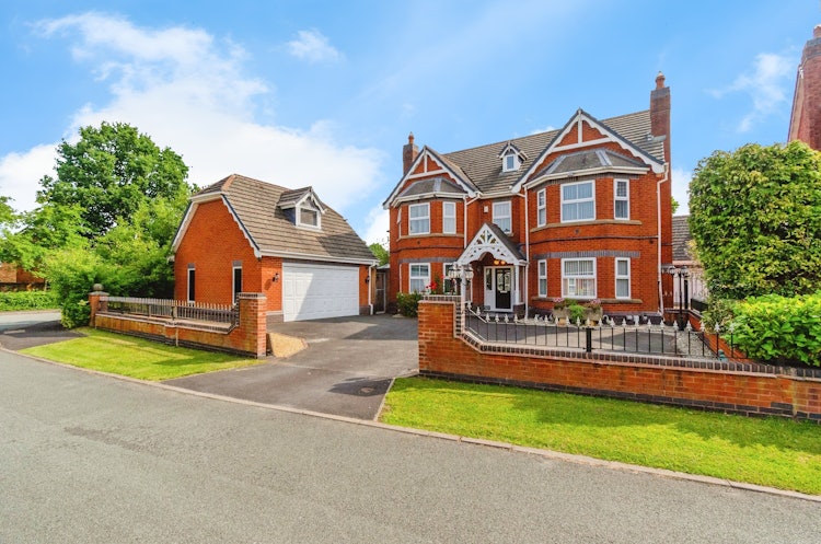 5 bedroom detached house