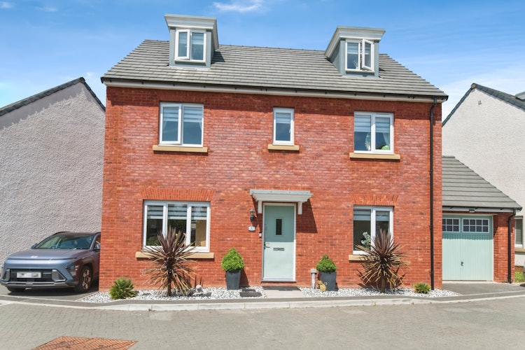 5 bedroom detached house