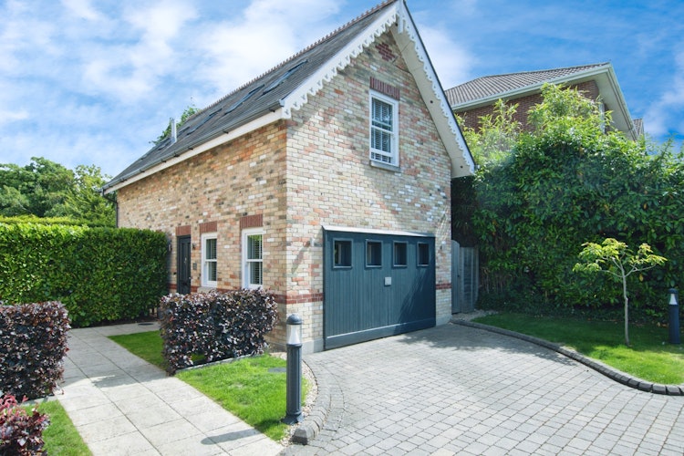 2 bedroom detached house