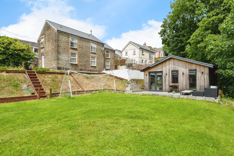 4 bedroom detached house