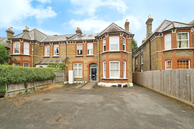 4 bedroom maisonette