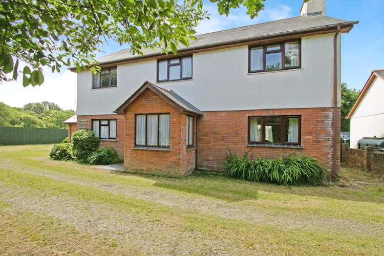 5 bedroom detached house